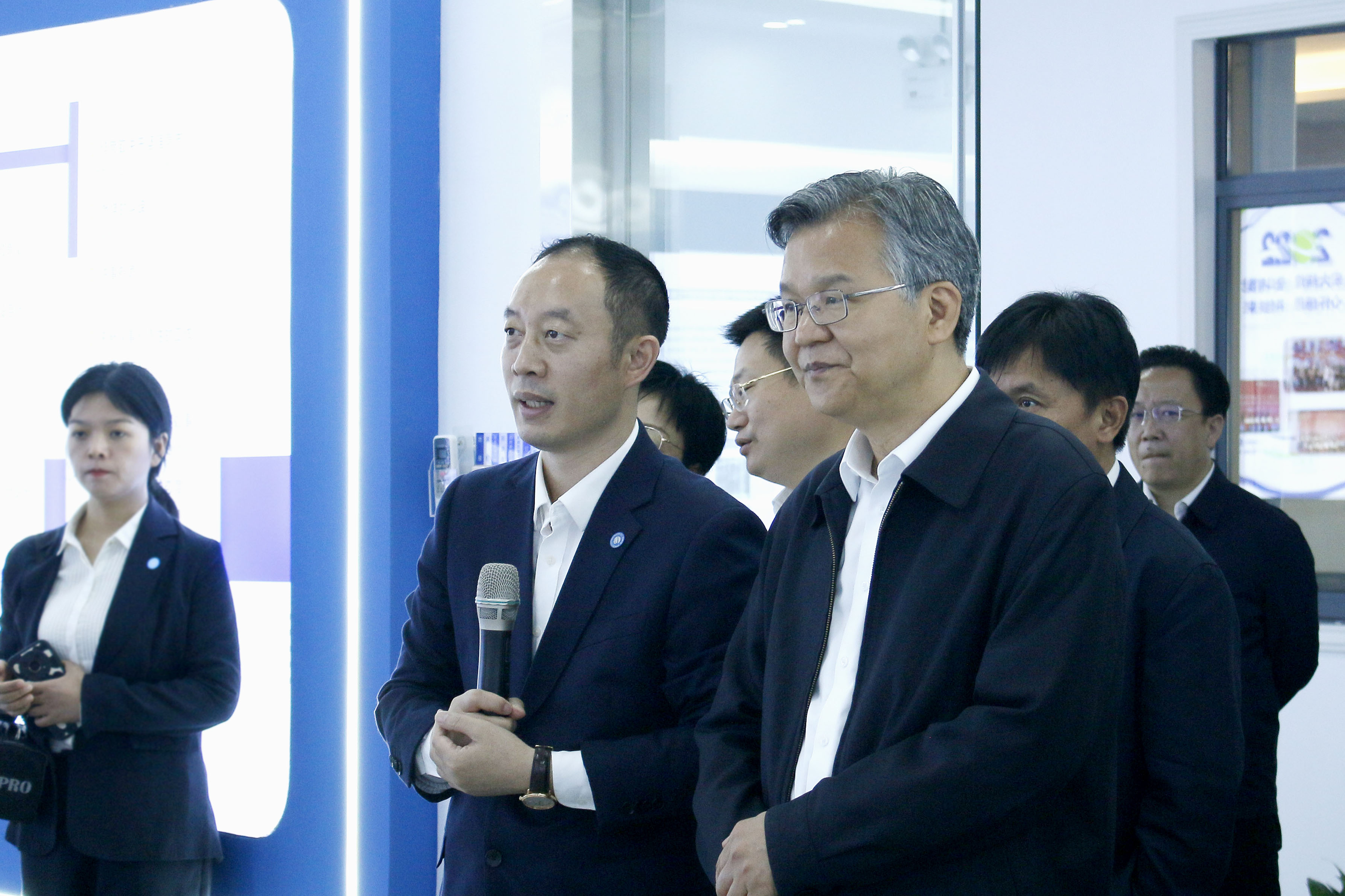 省委常委、常務(wù)副省長李殿勛一行蒞臨株洲宏大高分子材料有限公司考察調(diào)研